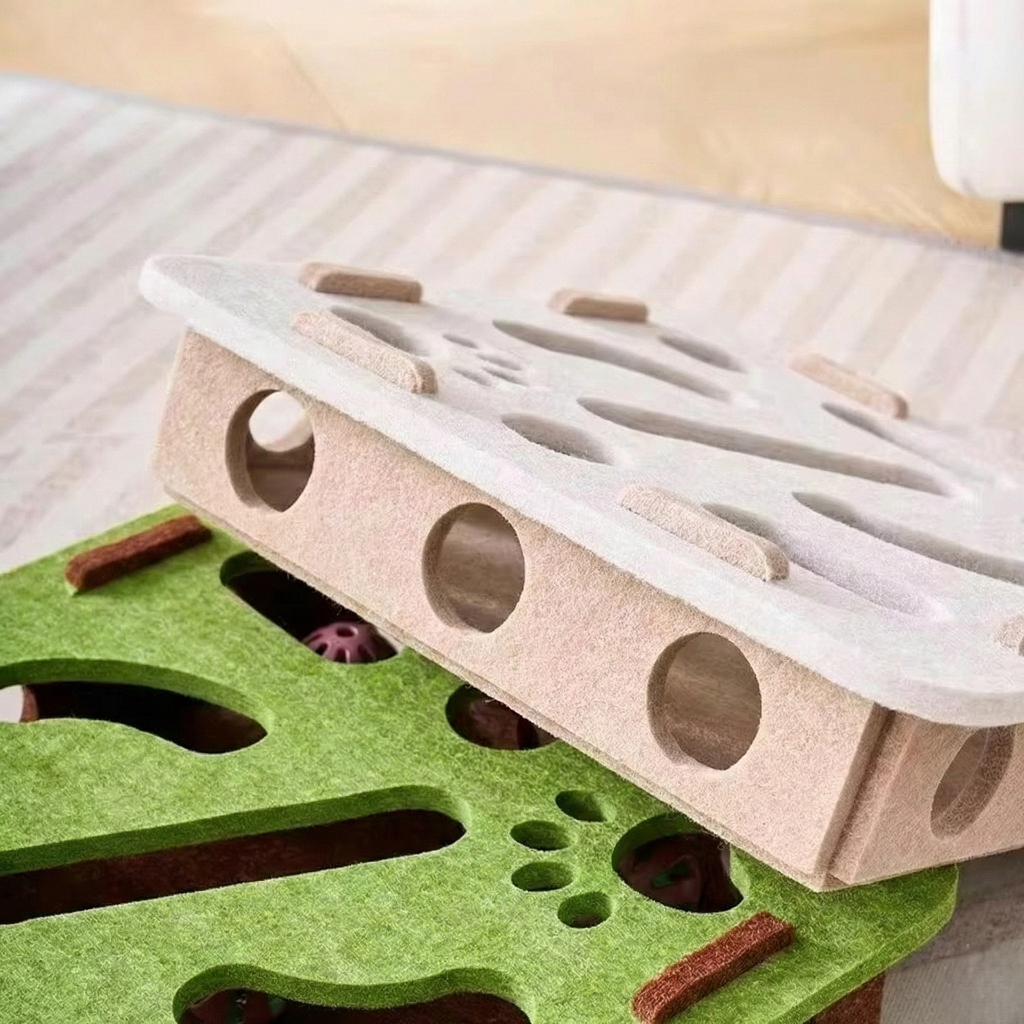 Interactive Cat Puzzle Box with Balls – Felt Enrichment & Scratching Toy for Indoor Cats (30x30cm)